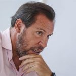 Óscar Puente, "indignado" con la "ofensiva" foto del Rey con Javier Negre: Se ha cruzado una "línea roja"