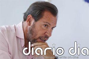 Óscar Puente, "indignado" con la "ofensiva" foto del Rey con Javier Negre: Se ha cruzado una "línea roja"