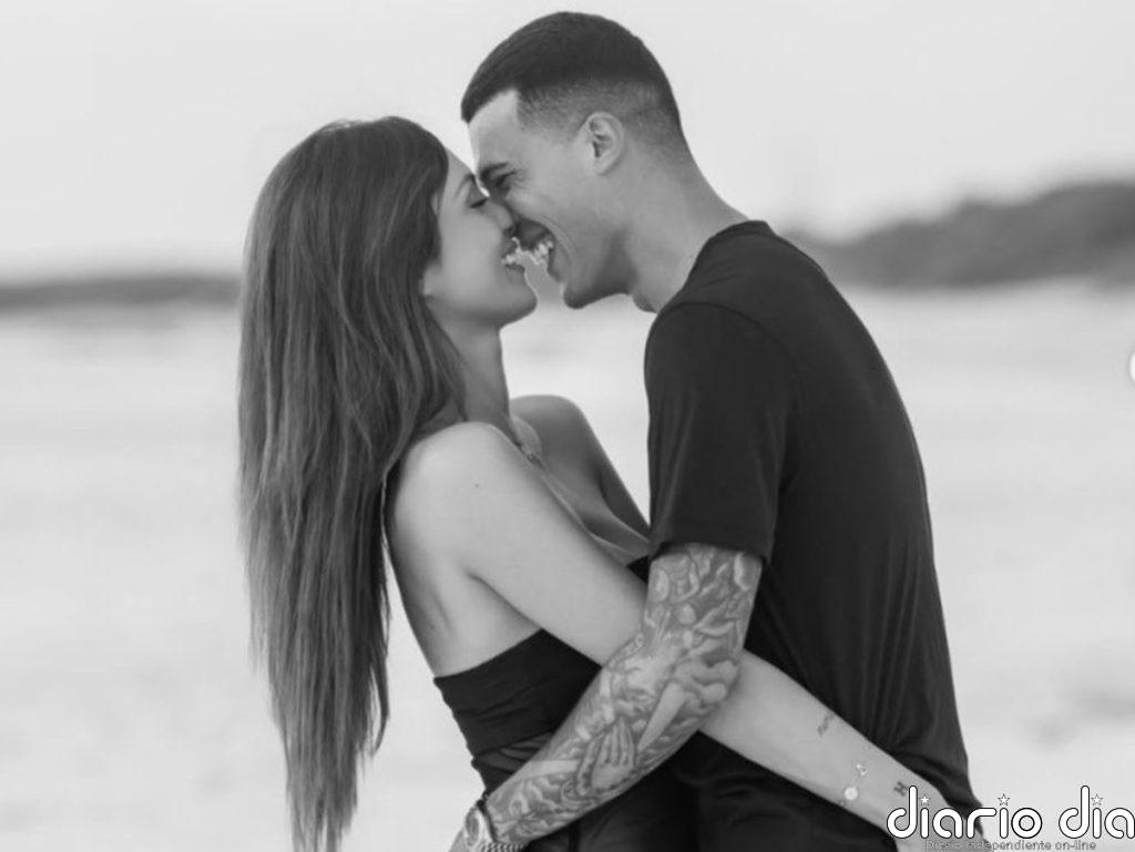 Pedro Porro se compromete con María Hurtado tras más de dos años de relación y una romántica pedida frente al mar