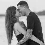 Pedro Porro se compromete con María Hurtado tras más de dos años de relación y una romántica pedida frente al mar
