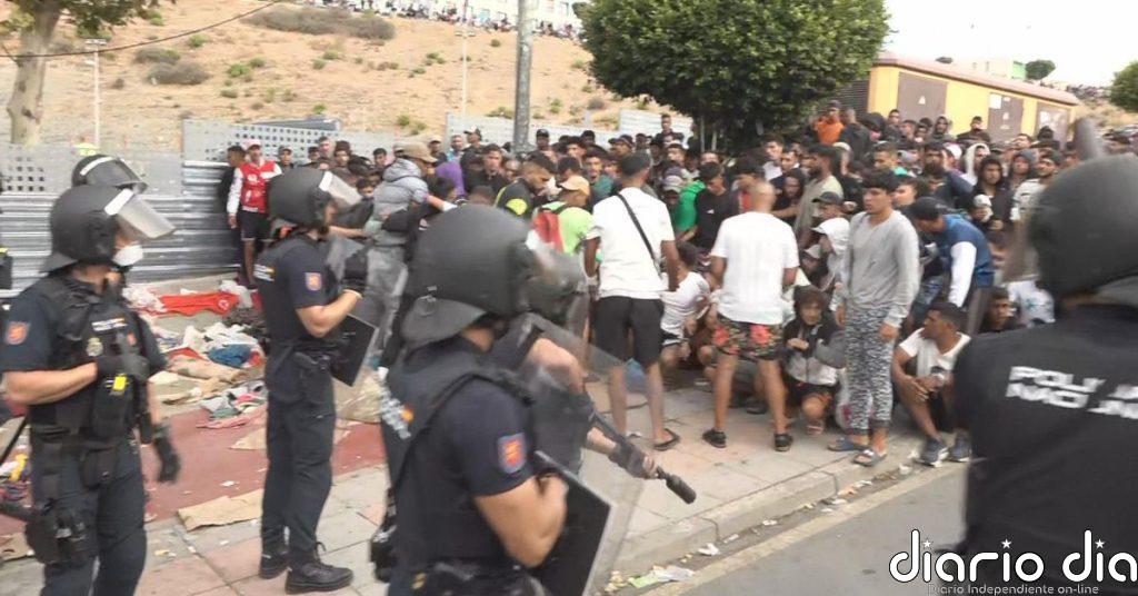 Peleas entre migrantes por intentar colarse en las colas formadas a la entrada de las carpas de Loma Colmenar