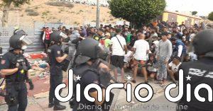 Peleas entre migrantes por intentar colarse en las colas formadas a la entrada de las carpas de Loma Colmenar