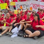 Personal de prevención de incendios protesta de nuevo ante el Palau con un remo vikingo: "No queremos que nos toreen"