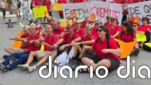 Personal de prevención de incendios protesta de nuevo ante el Palau con un remo vikingo: "No queremos que nos toreen"