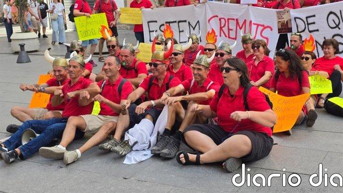 Personal de prevención de incendios protesta de nuevo ante el Palau con un remo vikingo: "No queremos que nos toreen"