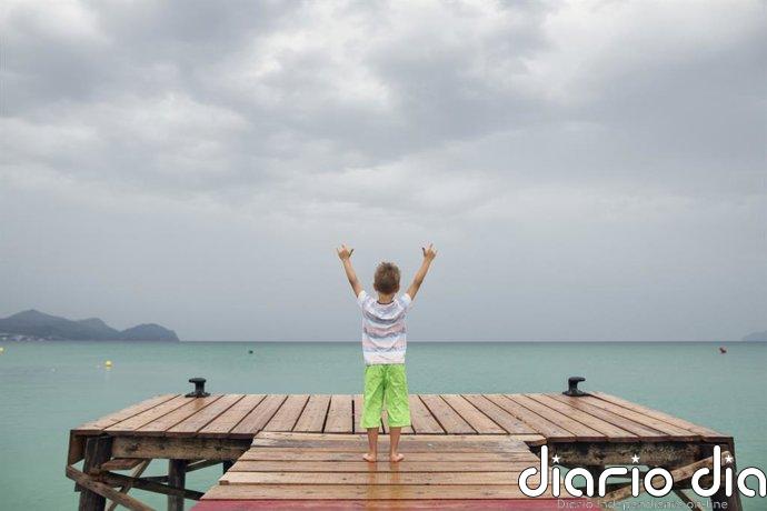 Piscinas, aire acondicionado, y tormentas de verano: los riesgos que desconocen muchas familias con niños asmáticos