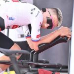 Pogacar se rompe la clavícula y daña el cuello en su caída en La Vuelta