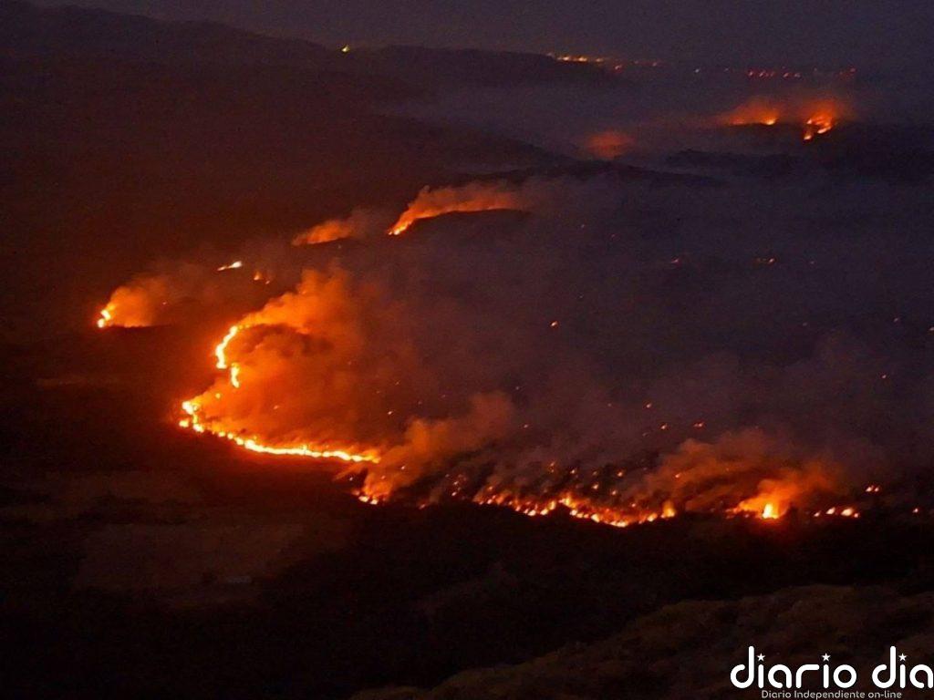 Preocupación en Riglos (Huesca) por el avance de las llamas hacia San Juan de la Peña tras una noche "muy complicada"