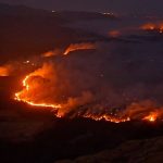 Preocupación en Riglos (Huesca) por el avance de las llamas hacia San Juan de la Peña tras una noche "muy complicada"