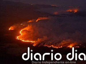Preocupación en Riglos (Huesca) por el avance de las llamas hacia San Juan de la Peña tras una noche "muy complicada"