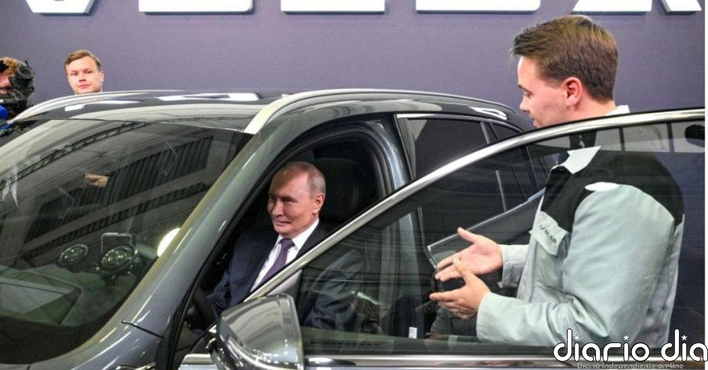 Putin se pone al volante de un nuevo todoterreno Volga durante una visita industrial