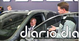 Putin se pone al volante de un nuevo todoterreno Volga durante una visita industrial