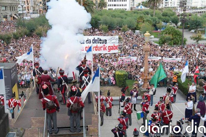 Representantes de grupos de euskal dantza dan inicio a la Semana Grande de San Sebastián entonando el 'Artillero'