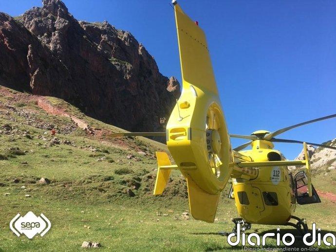 Rescatado ileso un senderista que quedó enriscado cerca de la Cueva del Tinganón, en Ribadesella