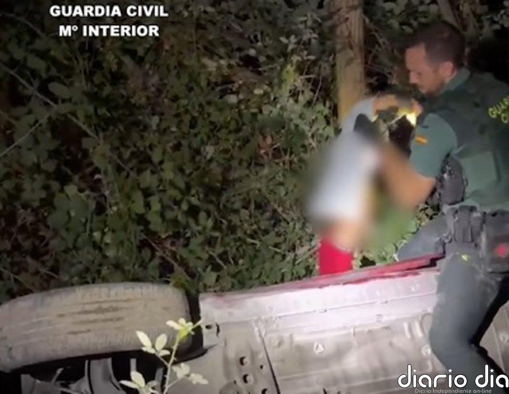 Rescatados dos adultos y un niño pequeño atrapados en un coche suspendido tras caer 20 metros en Soportújar (Granada)