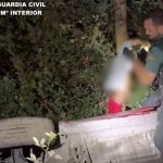 Rescatados dos adultos y un niño pequeño atrapados en un coche suspendido tras caer 20 metros en Soportújar (Granada)