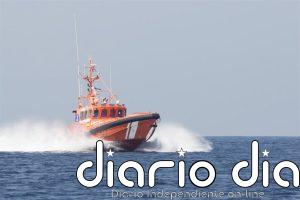 Rescatados dos migrantes que trataban de alcanzar la costa de Cádiz en una tabla de paddle surf