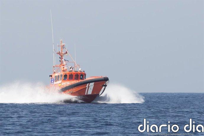 Rescatados dos migrantes que trataban de alcanzar la costa de Cádiz en una tabla de paddle surf