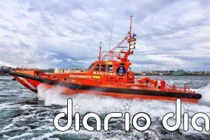 Rescatan a dos menores a los que arrastró la corriente en una balsa hinchable en una playa de Cariño (A Coruña)