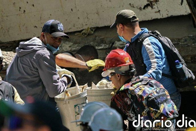 Rescatan con vida en Pereira, en el oeste de Colombia, a una mujer de 32 años tras siete horas de búsqueda