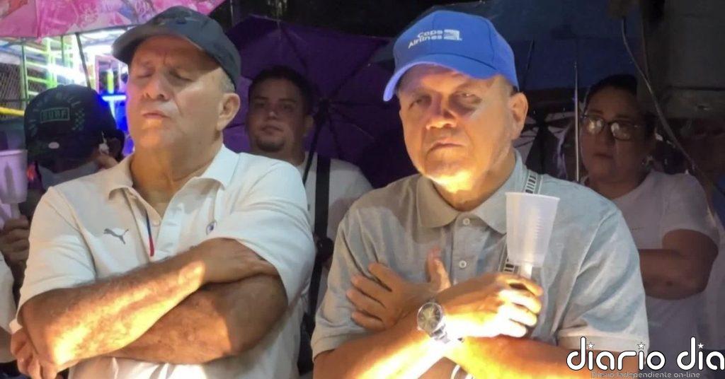 Residentes de Cali hacen una vigilia por las víctimas del terremoto