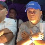 Residentes de Cali hacen una vigilia por las víctimas del terremoto