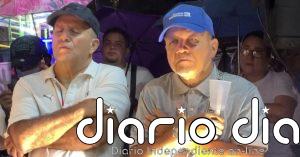 Residentes de Cali hacen una vigilia por las víctimas del terremoto