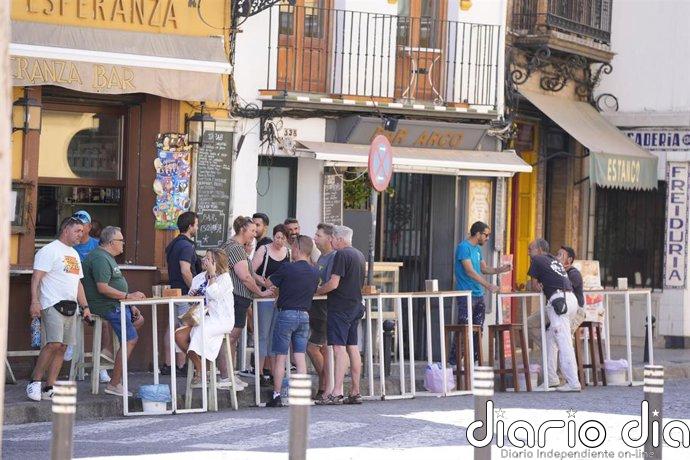 Residentes y turistas "saborean" la gastronomía tradicional de Sevilla frente al auge de franquicias, según hosteleros