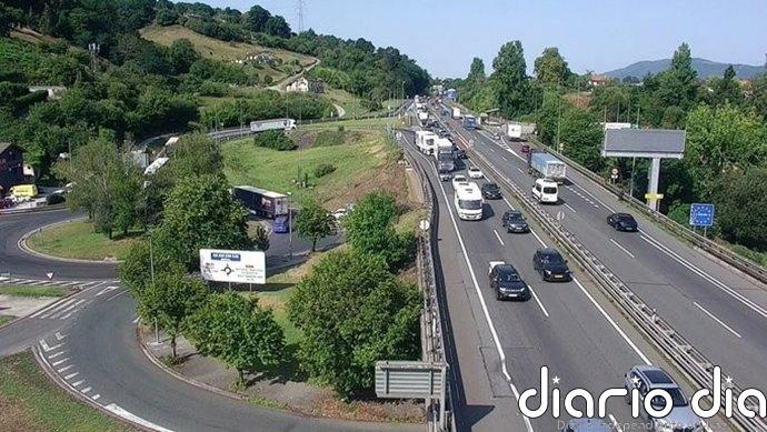Retenciones de 14 kilómetros en el peaje de Irun de la AP-8 por desplazamientos estivales
