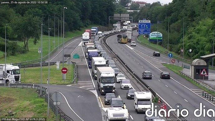 Retenciones de siete kilómetros en la AP-8 en Irun, sentido Francia, por afluencia de tráfico