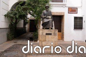 Retirada la pintada de la estatua de Maimónides en el centro de Córdoba sin daños al monumento
