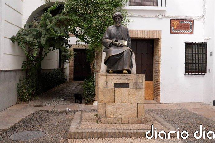 Retirada la pintada de la estatua de Maimónides en el centro de Córdoba sin daños al monumento