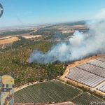 Retirados los cinco medios aéreos del Infoca tras estabilizarse el incendio declarado en Moguer (Huelva)