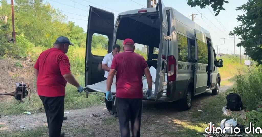 Retiran ocho cadáveres de víctimas que murieron en el bombardeo de Kiev cuando esperaban el tren