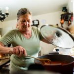 Salud en la tercera edad: No espaciar tanto las comidas previene enfermedades