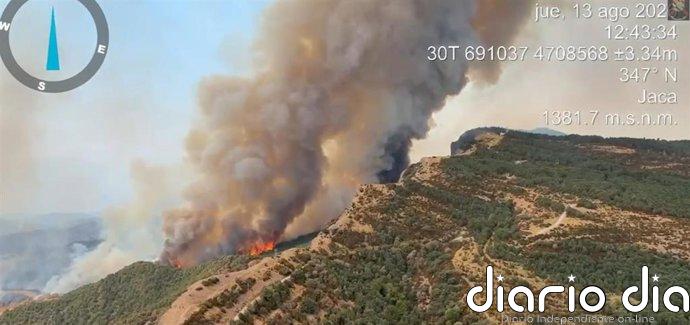 Se complica el incendio de Riglos (Huesca), que afecta a 8.000 hectáreas y amenaza San Juan de la Peña