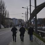 Serbia pide a la misión de la OTAN en Kosovo que reconsidere su retirada del puente Ibar de Mitrovica