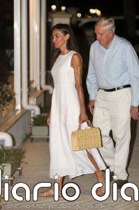 Si buscas un bolso versátil este verano, haz como la Reina Letizia: este modelo artesanal lo tiene todo