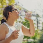 Si tienes una enfermedad crónica, cuidado con el calor: los errores que pueden acabar en urgencias este verano