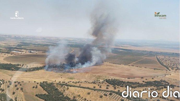 Siete medios, dos aéreos, trabajan en apagar el incendio declarado en Malpica de Tajo, que escala a Nivel 1