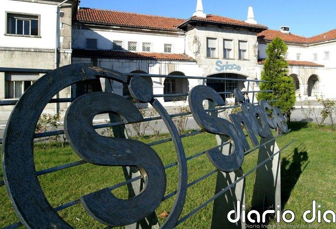 Sofocado un incendio en la zona de oficinas de Sniace en Torrelavega