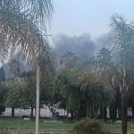 Sucesos.- Un incendio ya controlado de dos máquinas del patio de una nave provoca una gran humareda en Huelva