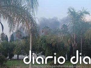 Sucesos.- Un incendio ya controlado de dos máquinas del patio de una nave provoca una gran humareda en Huelva