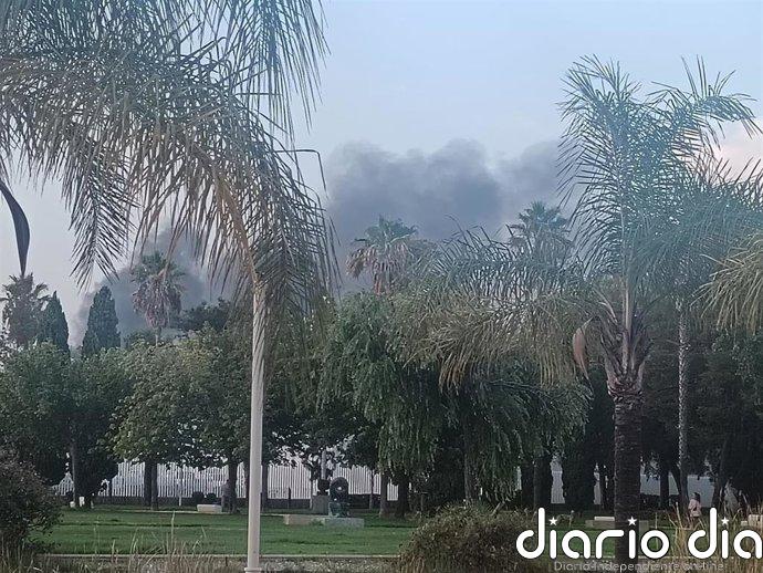 Sucesos.- Un incendio ya controlado de dos máquinas del patio de una nave provoca una gran humareda en Huelva