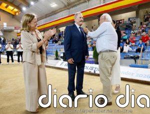 Toño Gómez recibe la Insignia de Oro de la Federación Española de Bolos