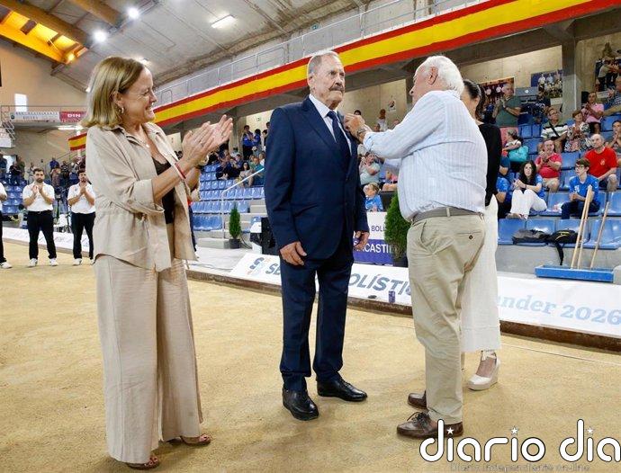 Toño Gómez recibe la Insignia de Oro de la Federación Española de Bolos