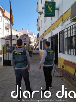 Tres muertos en un tiroteo, entre ellos un menor, y un herido grave en Isla Cristina (Huelva) Archivo - Imagen de dos agentes en el cuartel de la Guardia Civil de Isla Cristina
