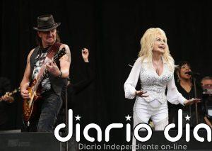 Trump decreta que la bandera ondee a media asta durante una semana en todo el país por la muerte de Dolly Parton