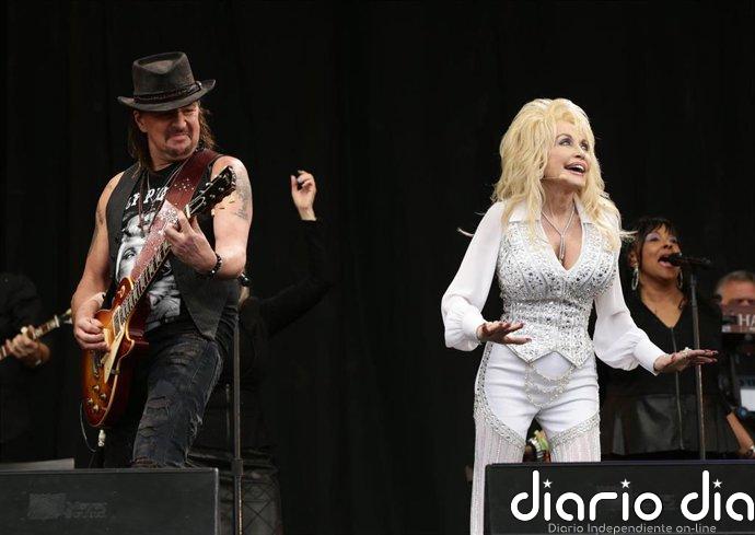 Trump decreta que la bandera ondee a media asta durante una semana en todo el país por la muerte de Dolly Parton