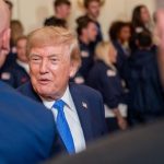Trump dice que ya solo negocia "a medias" con Irán mientras espera a que Teherán se desgaste por las sanciones